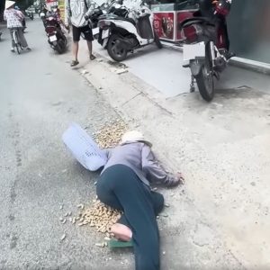 Cụ bà với 1 rổ lạc, ngày diễn 10 ‘shot’ ng:ã đã kiếm đc bộn 💸 vì lòng thương h:ại. K có clip này chắc nhiều người còn mất tiền